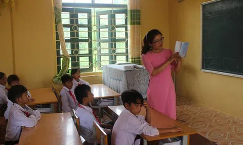 Thầm lặng chắp cánh ước mơ cho học trò nơi biên giới